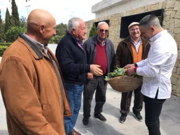Los agricultores de Benitatxell entregan habas al chef Alberto Ferruz