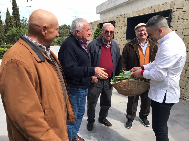 Los agricultores de Benitatxell entregan habas al chef Alberto Ferruz