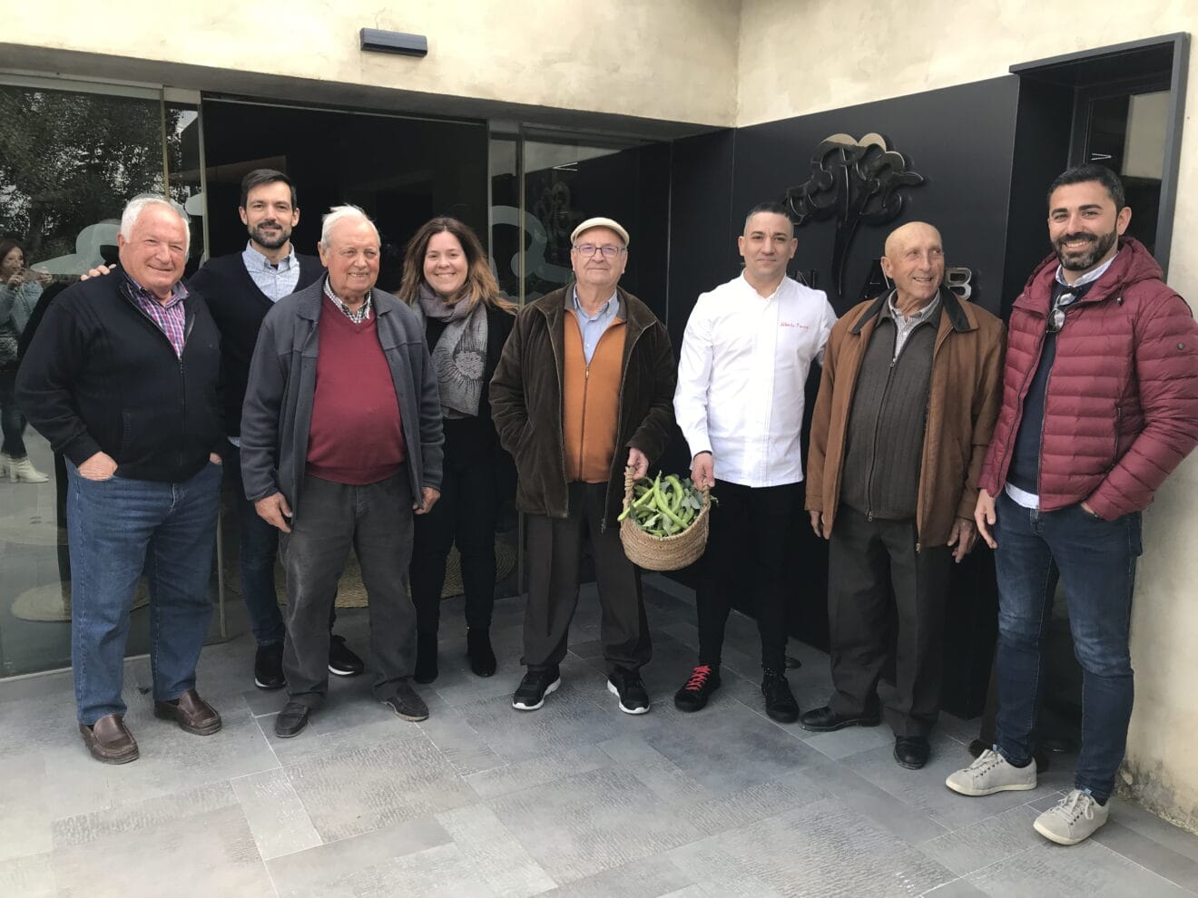 Los agricultores de Benitatxell entregan habas al chef Alberto Ferruz