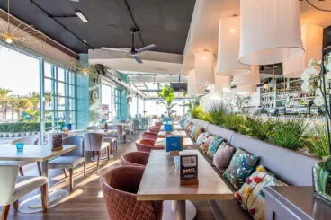Salón amplio con muchas zonas – Restaurante Ammos