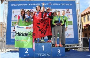 Roselló con sus compañeras en el podio