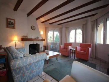 Sala de estar con chimenea Atina Inmobiliaria