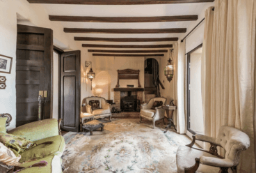 Sala de estar con chimenea casa estilo rústico Vicens Ash Properties
