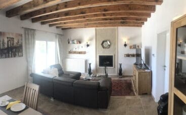 Sala de estar con chimenea Terramar Costa Blanca
