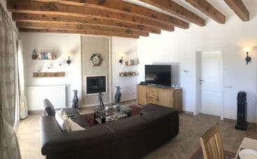 Sala de estar con vigas de madera Terramar Costa Blanca