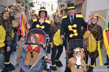 Una familia de Xàbia vestida bajo la temática de Circo