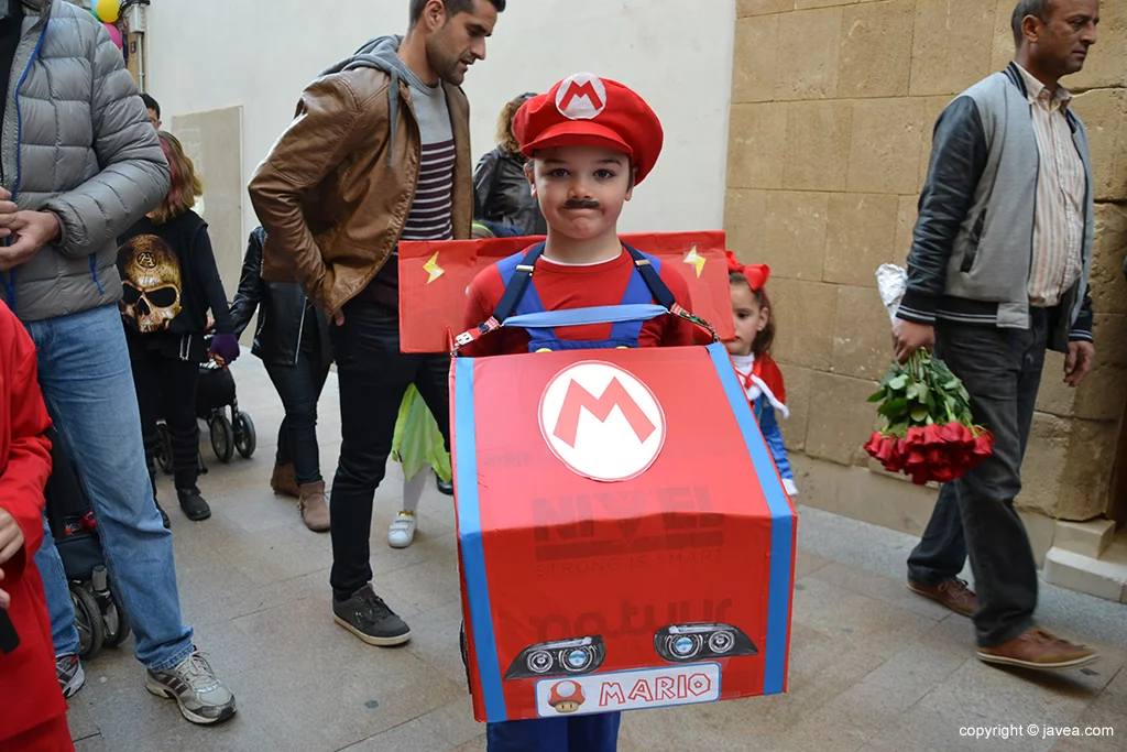 Un pequeño disfrazado de Mario Bros