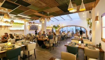 Acogedor interior del restaurante a primera línea de playa