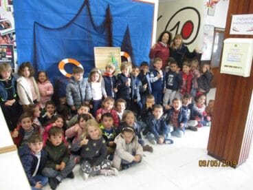 Alumnos de Infantil del CEIP Graüll junto a la botella