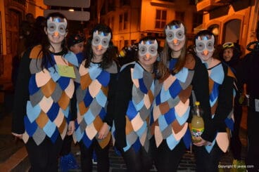 Un grupo de amigas disfrazadas de pájaro