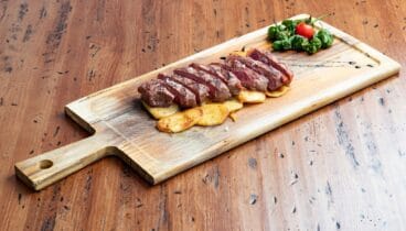Carnes a la brasa en restaurante con vistas al mar