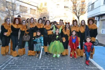 Grupo de amigas disfrazadas de leones