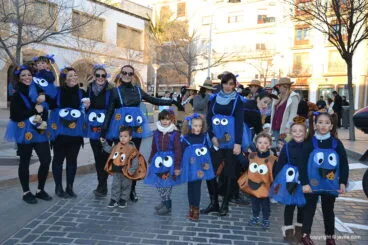 Grupo de amigas con sus hijos en el pasacalle infantil de Carnaval
