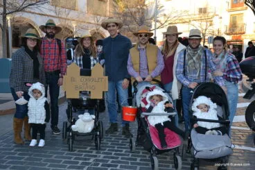 Miembros de la penya La Bakanal con sus hijos