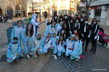 Grupos de amigos en el pasacalle infantil de Carnaval