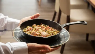 Flambeado de habitas baby con chopitos – Posidonia