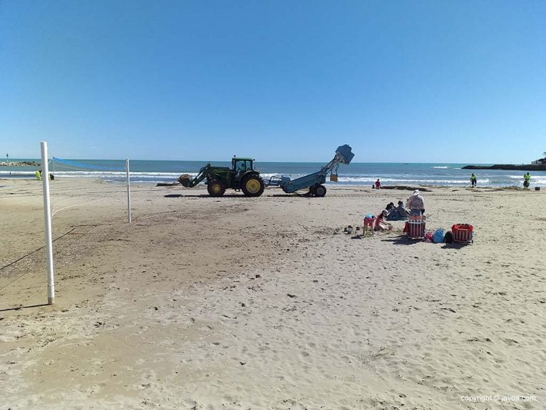 Limpiando la Playa del Arenal