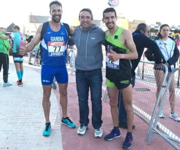 Moha Rida y Juanra Pous con su entrenador Franc Beneyto,