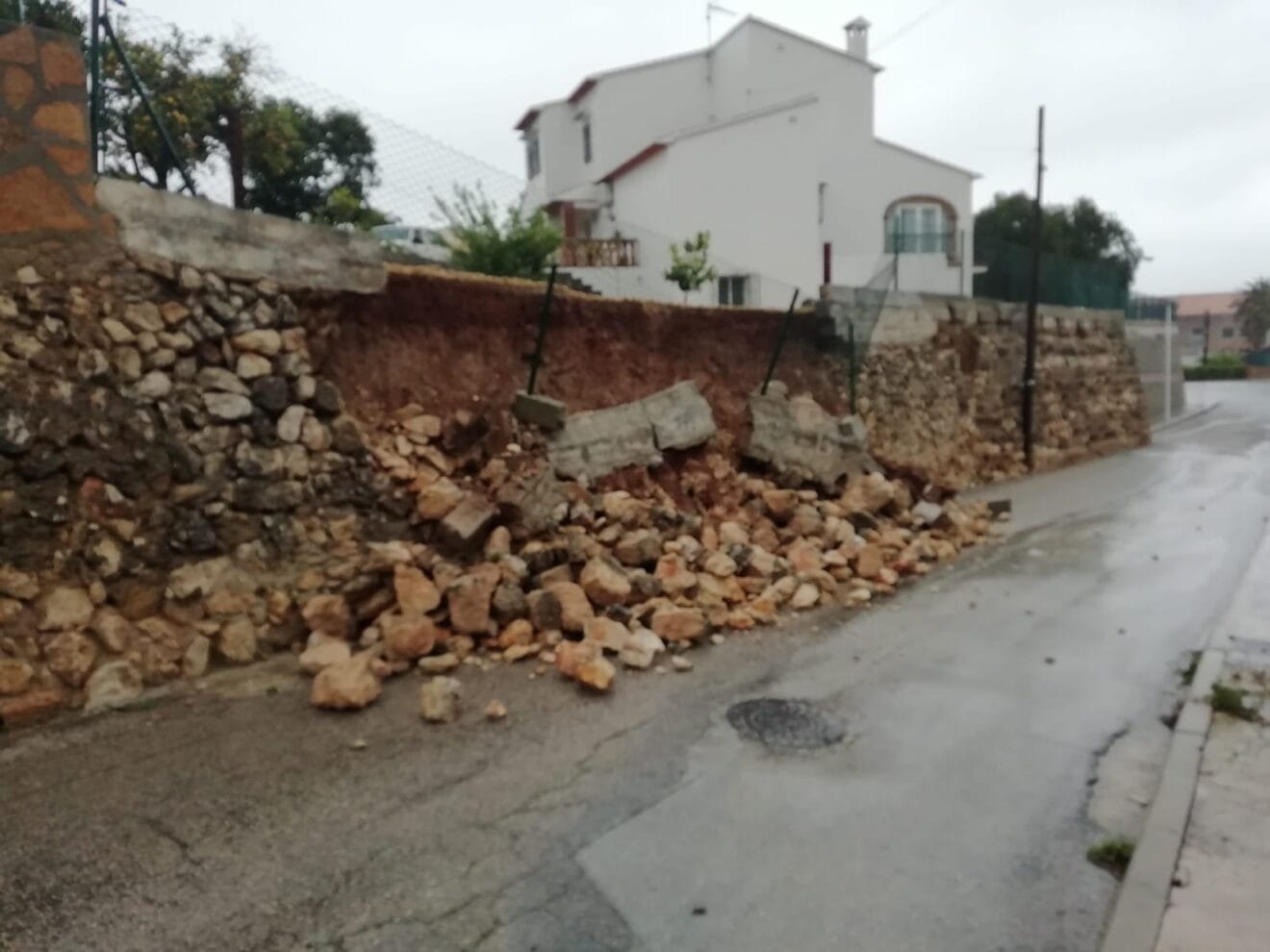 Muro caído en camí Santa Lucía