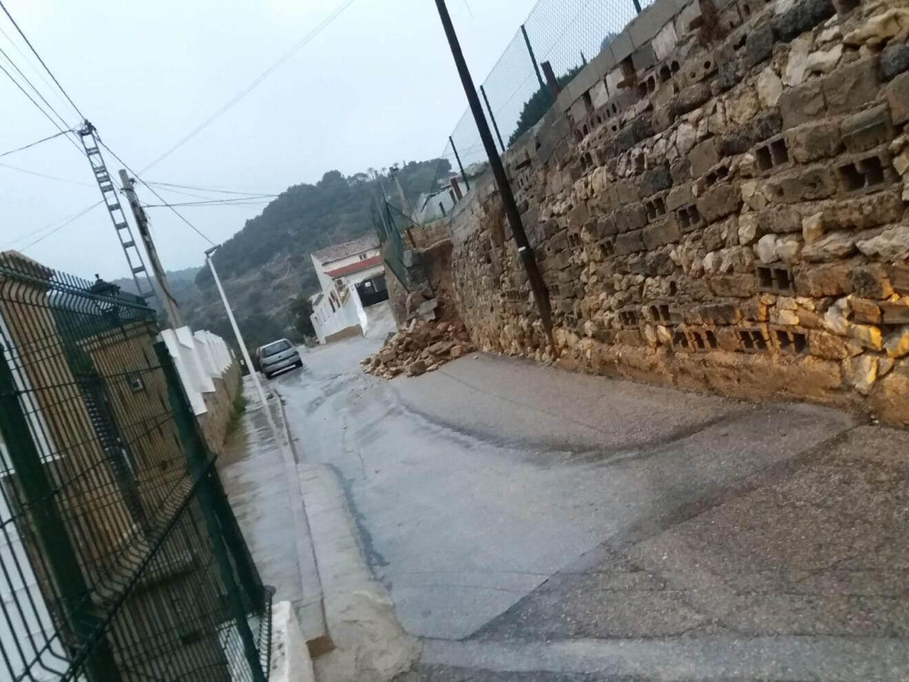 Muro cedido por la lluvia