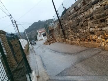Muro cedido por la lluvia