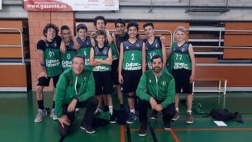 Óscar Mayordomo con sus chicos del equipo infantil del CB Joventut Xàbia