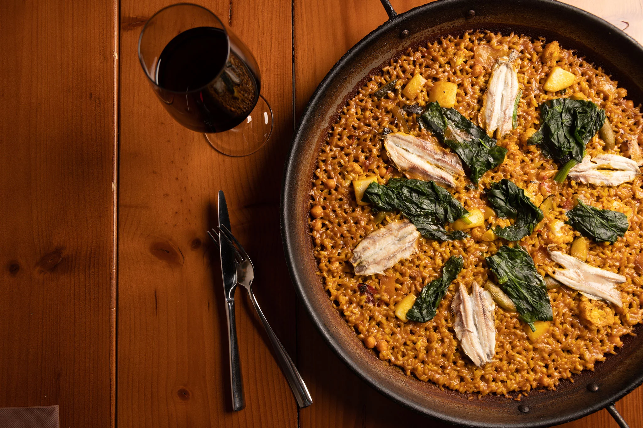 Paella de boquerones y espinacas – Restaurante Posidonia