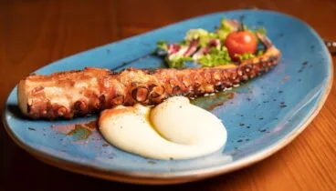Pata de pulpo a la brasa con toque mediterráneo