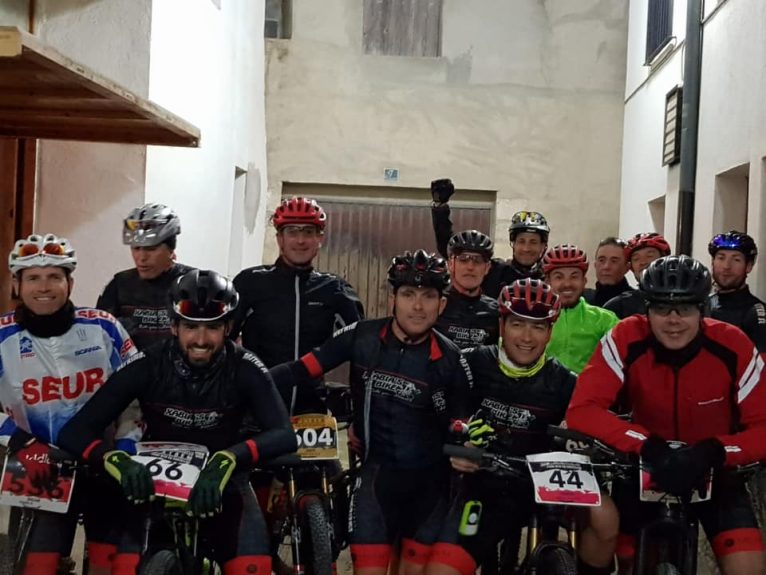 Raúl Molina con otros ciclistas del Xábias Bikers