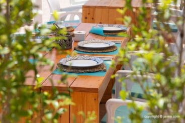 Servicio preparado en el comedor cubierto – Restaurante SeeMontgó