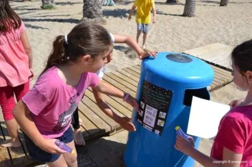 Alumnos del Trenc d’Alba pegan carteles de concienciación