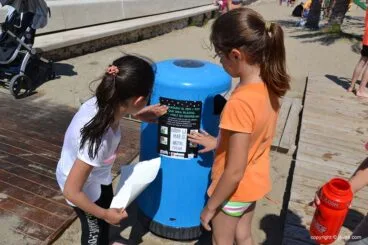 Alumnos del Trenc d’Alba pegan carteles de concienciación
