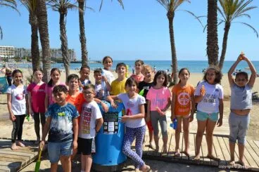 Alumnos del Trenc d’Alba pegan carteles de concienciación