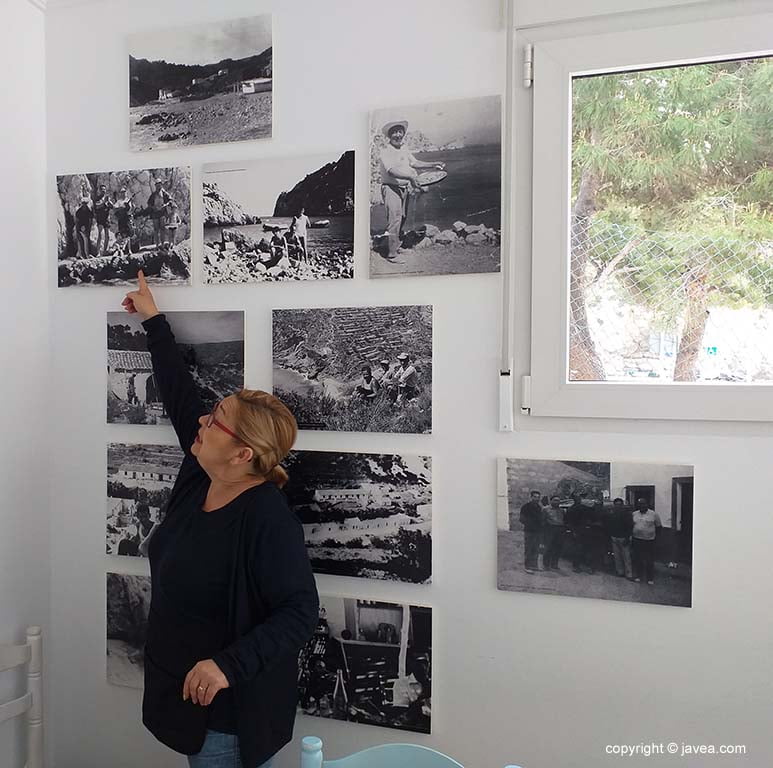 Ana mostrando una foto de la exposición