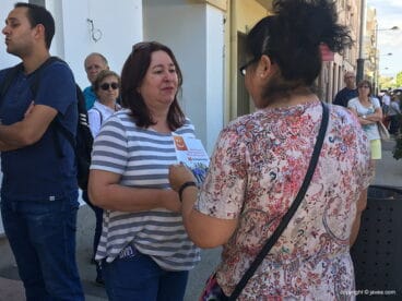 Compromís conversando con vecinos