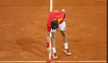 David Ferrer dejando su cinta de pelo en la pista Manolo Santana
