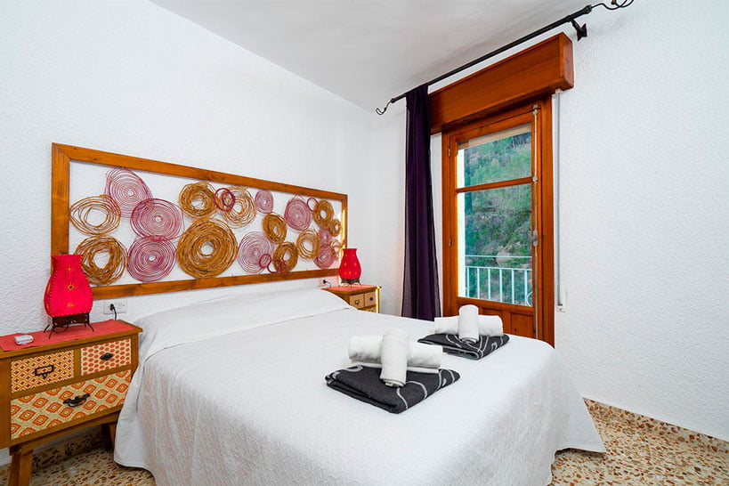 Dormitorio Casa Rústica Granadella – Aguila Rent  a Villa