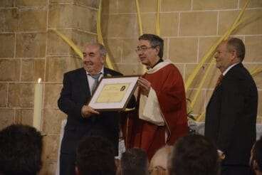 Entrega diplomas a los mayorales
