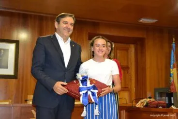 Entrega distintivos a Reinas, Damas y presidentes