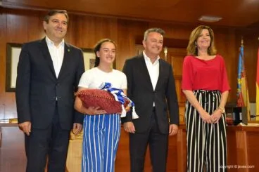 Entrega distintivos a Reinas, Damas y presidentes