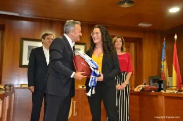 Entrega distintivos a Reinas, Damas y presidentes