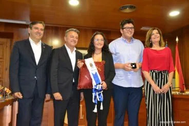 Entrega distintivos a Reinas, Damas y presidentes