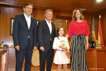 Entrega distintivos a Reinas, Damas y presidentes