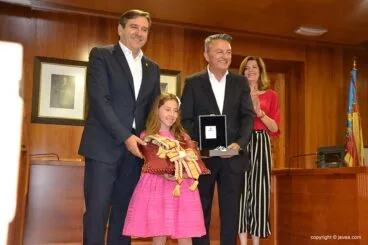 Entrega distintivos a Reinas, Damas y presidentes