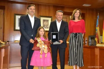 Entrega distintivos a Reinas, Damas y presidentes