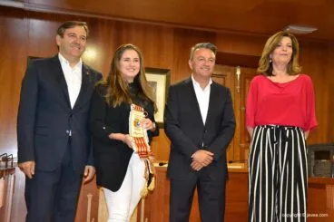Entrega distintivos a Reinas, Damas y presidentes