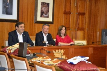 Entrega distintivos a Reinas, Damas y presidentes