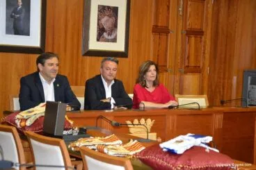 Entrega distintivos a Reinas, Damas y presidentes