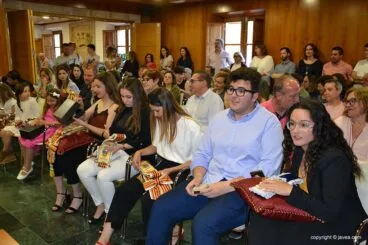 Entrega distintivos a Reinas, Damas y presidentes