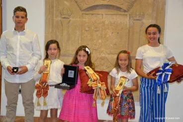 Entrega distintivos a Reinas, Damas y presidentes